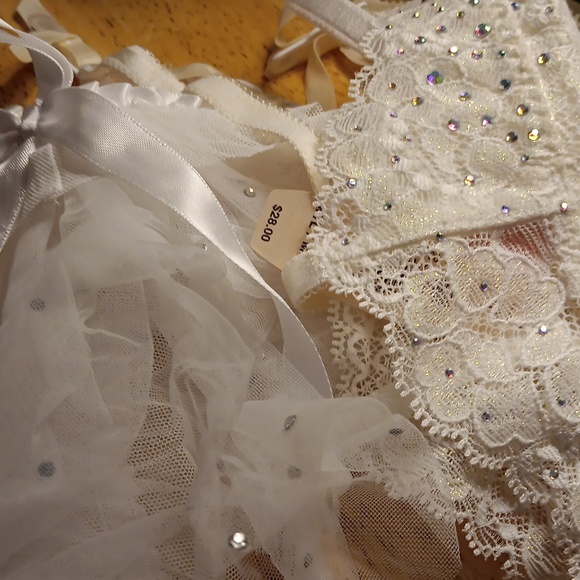 NWT VICTORIA SECRETS WHITE GARTER PANTY SET LARGE - Picture 8 of 8